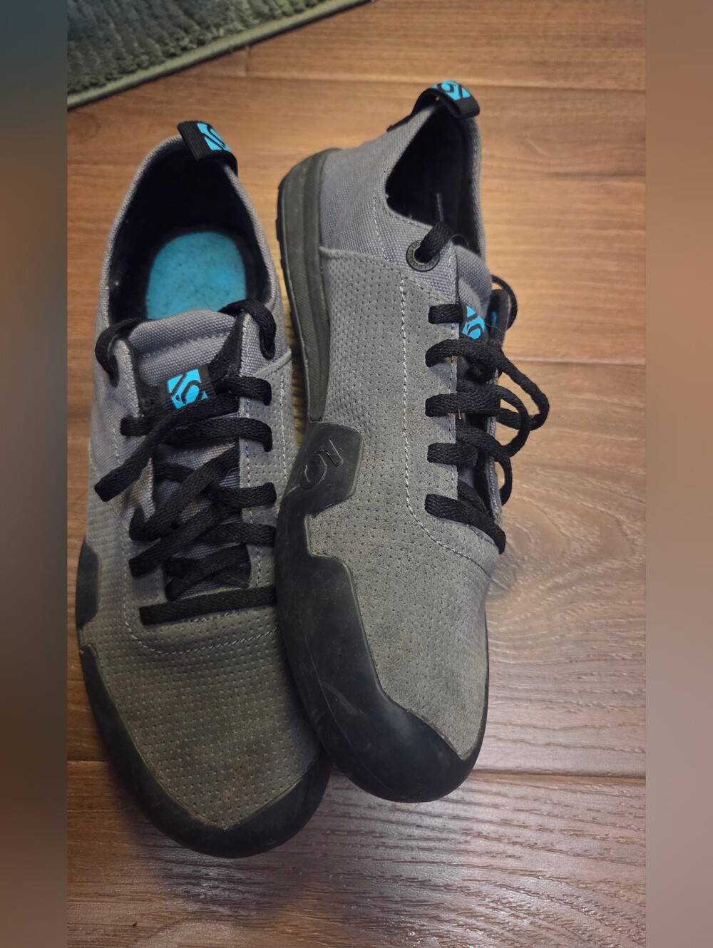 Five Ten Suede Gray And Black Sneakers